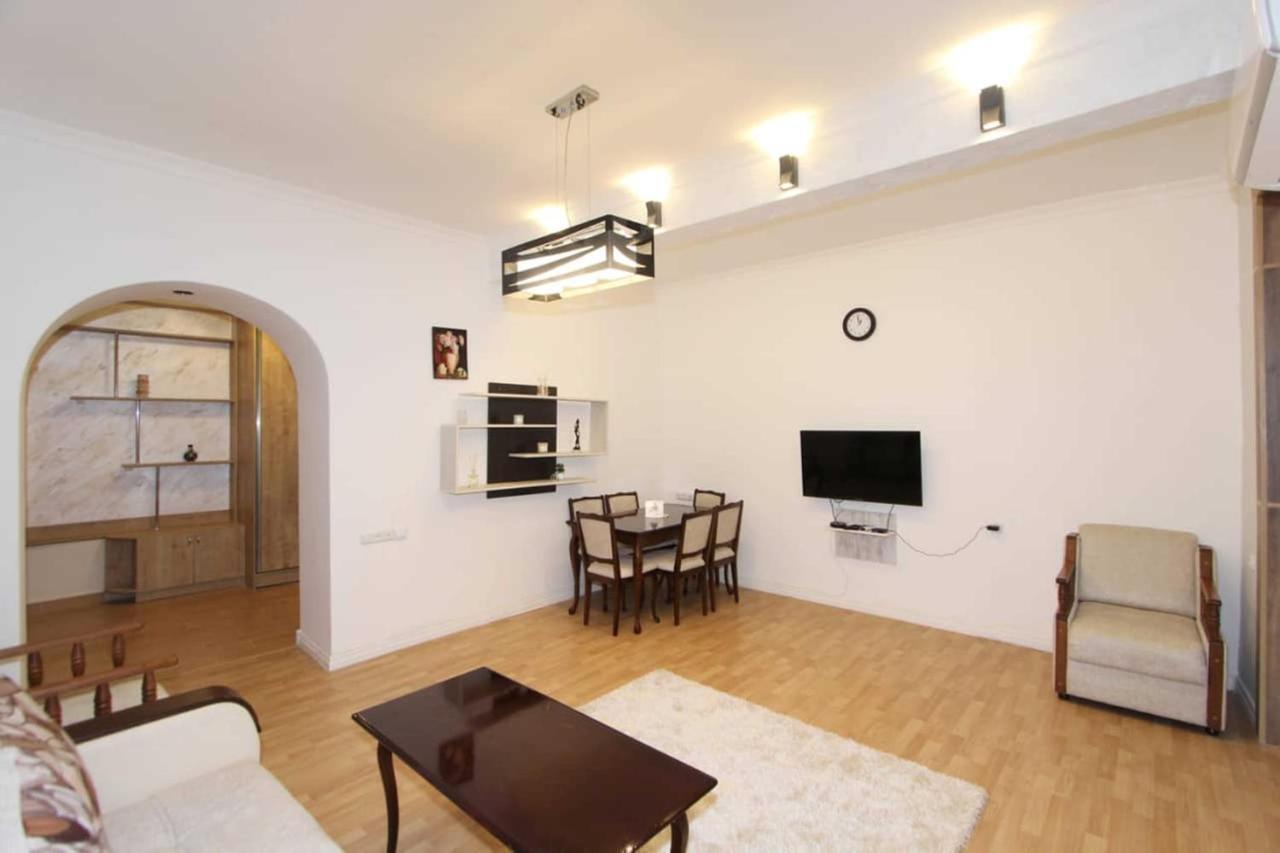 Sunny Apartment In The Center Jerevan Exteriör bild